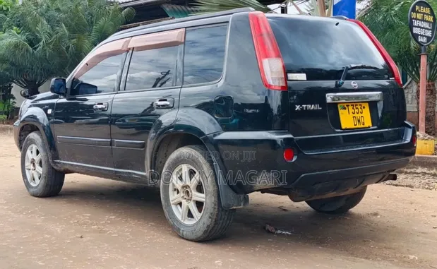 Nissan X-Trail 2004 Black - 1