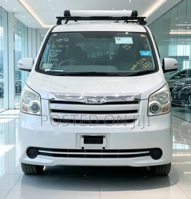 Toyota Noah 2010 White - 1