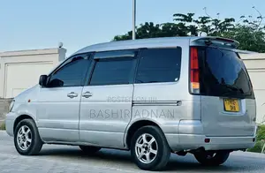 Toyota Noah 2001 Nyeupe