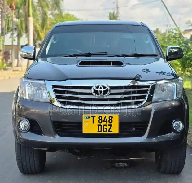 Toyota Hilux Vigo 2015 - Kijivu - 1
