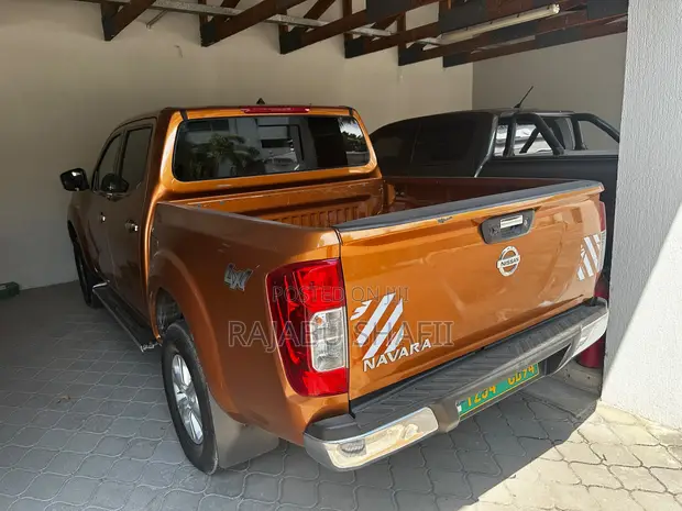 Nissan Navara 2.5 dCi Pickup 2011 Orange - 1