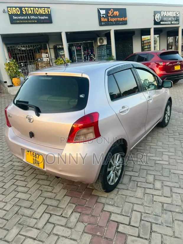 Toyota Vitz 2006 Silver - 1