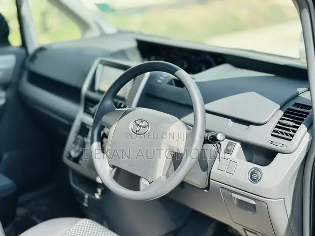 Toyota Noah 2.0 143hp FWD (8 Seater) 2010 Black - 1