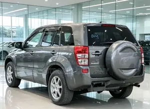 2005 Suzuki Escudo Metallic Gray