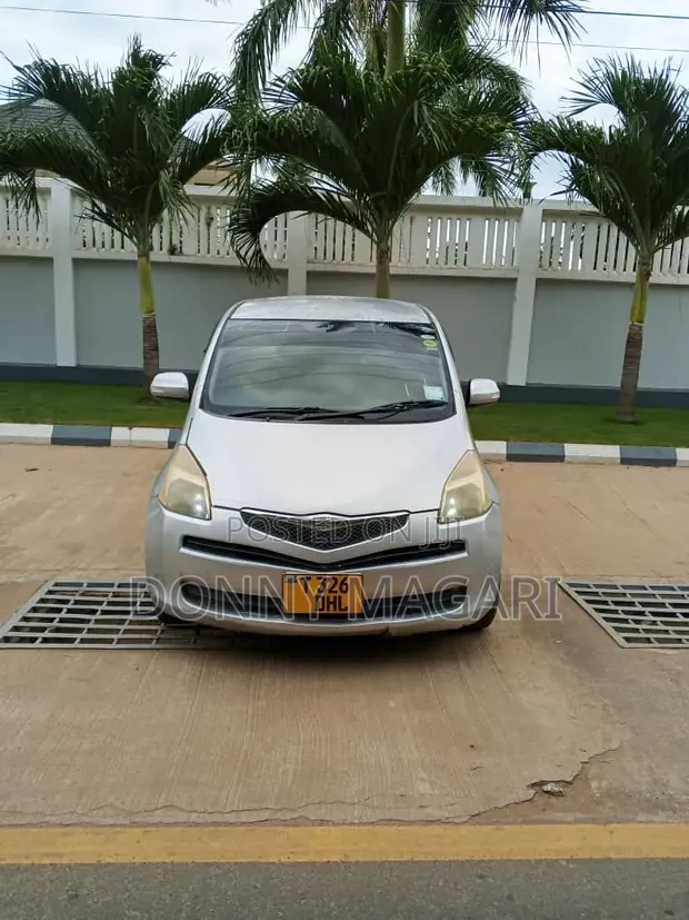 Toyota Ractis 2006 Silver - 1