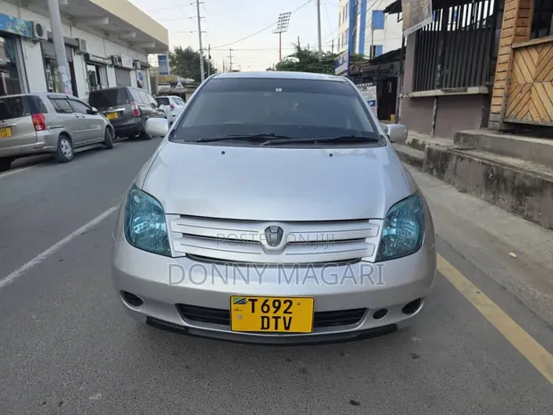 Toyota IST 2004 Silver - 1