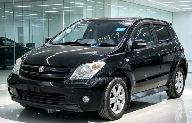 Toyota IST 2004 Nyeusi - 1