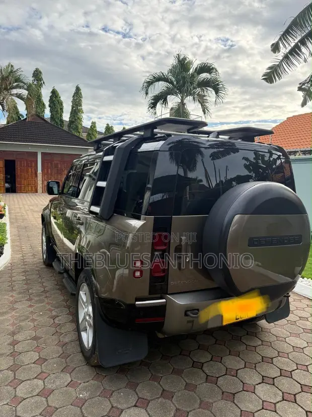 2023 Land Rover Defender - Green - 1