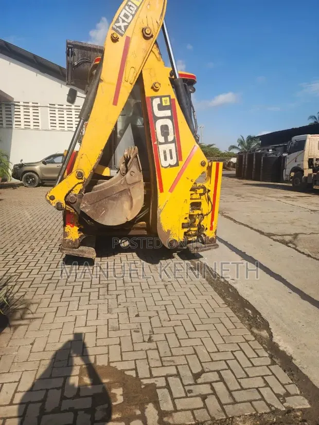 JCB 3DX Backhoe Loader - Saa Chache, Hali Nzuri Sana - 1