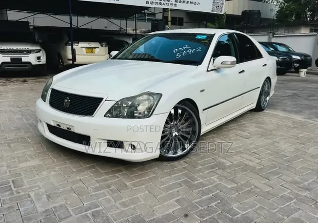 Toyota Crown 2006 - Luxury Sedan - 1