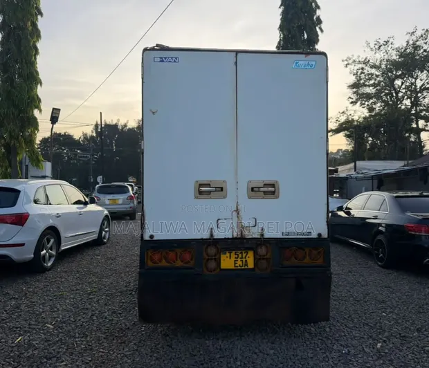 Mitsubishi Canter 2015 Nyeupe - 1