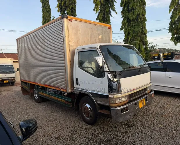 Mitsubishi Canter 2015 Nyeupe - 1