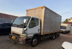 Mitsubishi Canter 2015 Nyeupe