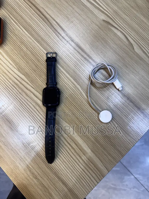 Apple Watch Series 9 45mm - 1