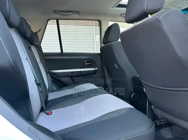Suzuki Escudo 2008 White - 1