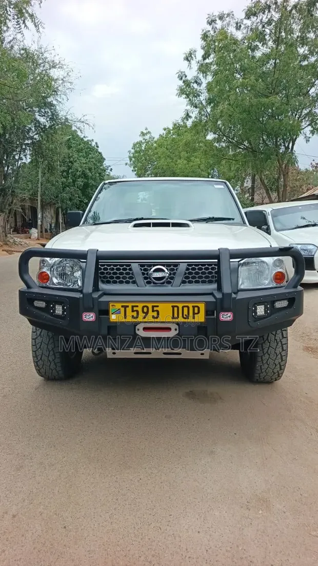 Nissan Hardbody 2009 White - 1