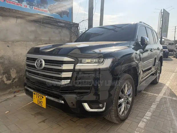 Toyota Land Cruiser VXR 2025 Nyeusi - 1