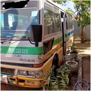 Mitsubishi Fuso Rosa 2004 - Nyeupe
