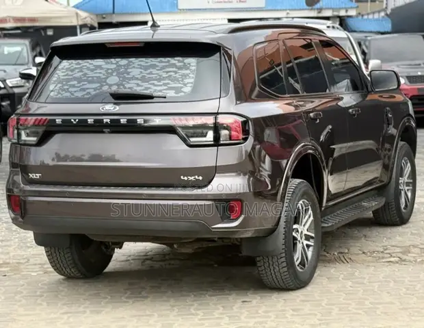 Ford Everest XLT 2023 Brown - 1