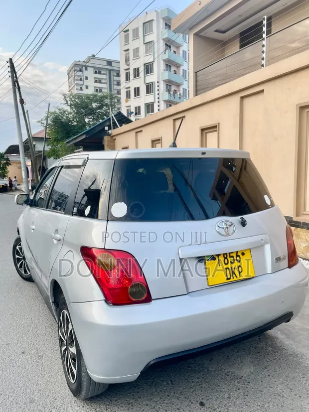 Toyota IST 2004 Silver - 1