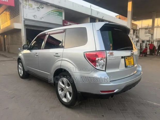 Subaru Forester 2010 Silver - 1
