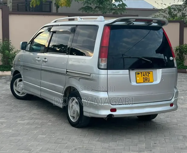 Toyota Noah 2001 Silver - 1