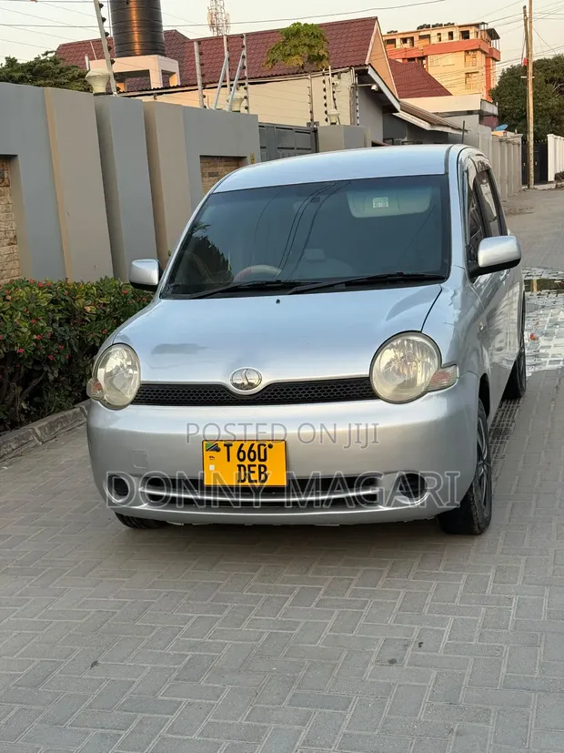 Toyota Sienta 2005 Silver - 1