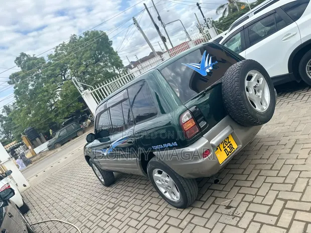 Toyota RAV4 1999 Kijani - 1