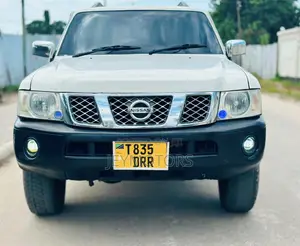 Nissan Patrol 2009 Nyeupe