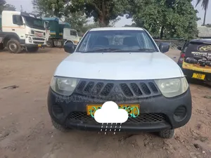 Mitsubishi Pajero 2004 Nyeupe