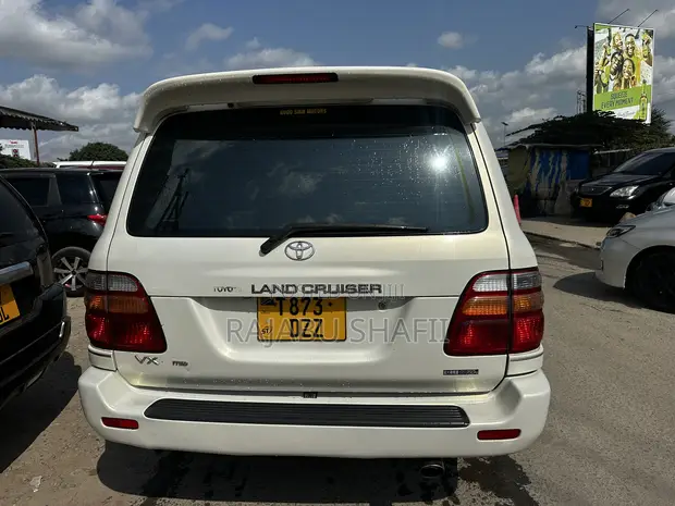Toyota Land Cruiser HDJ 100 2002 White - 1