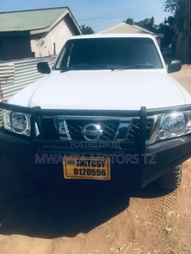 Nissan Patrol 2006 Off-White - 1