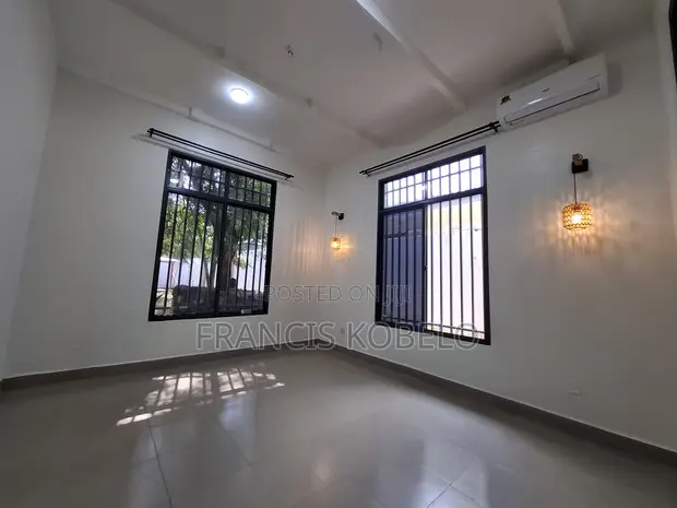 2 Bedroom House for Rent in Oyster Bay - 1