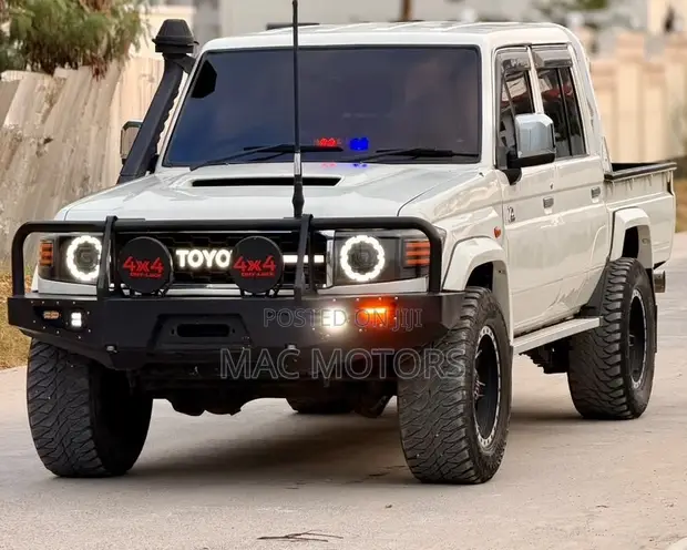 2016 Toyota Land Cruiser 4.5 V8 TD Pickup White - 1