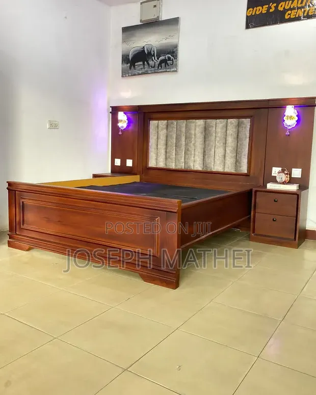 Kitanda cha Woodstock 6x6 King na Meza za Kando 2 na Taa - 1