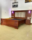 Kitanda cha Woodstock 6x6 King na Meza za Kando 2 na Taa - 1