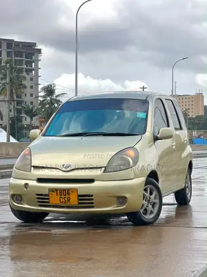 Toyota Fun Cargo 2004 Dhahabu