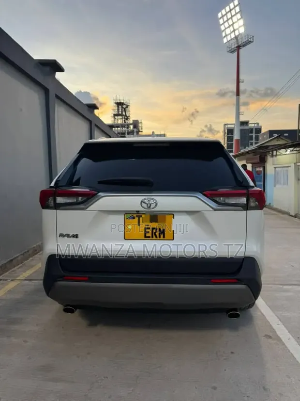 2021 Toyota RAV4 Hybrid White - 1