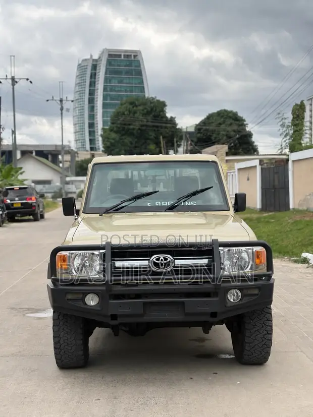 Toyota Land Cruiser 79 Series 2015 Beige - 1