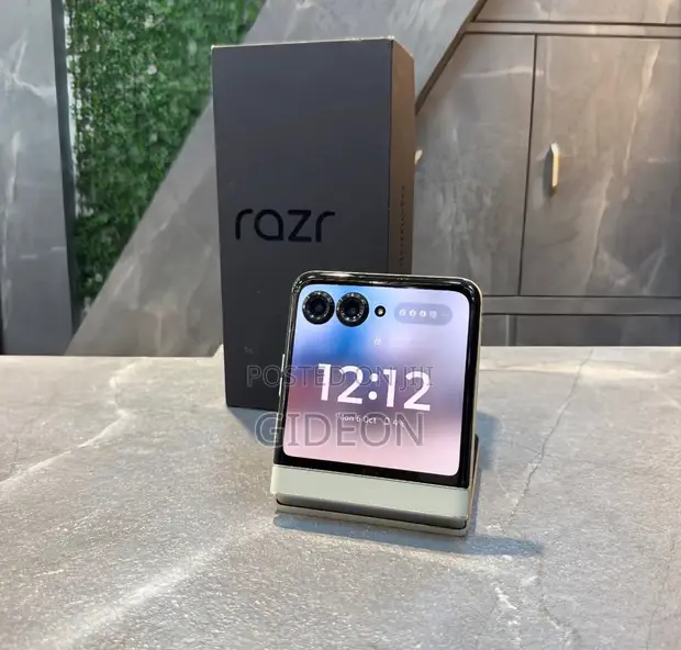 New Motorola Razr 2025 256GB Gray - 1