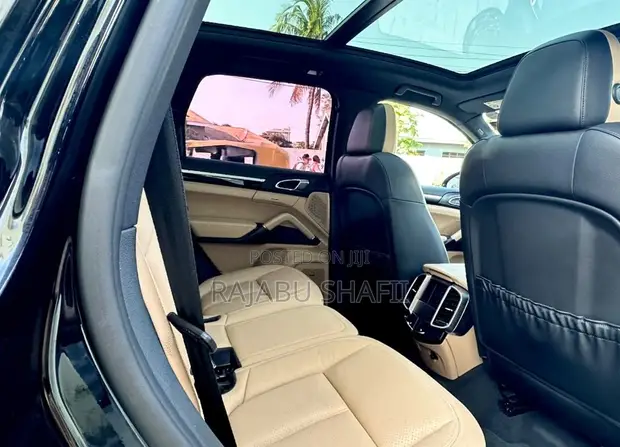 Porsche Cayenne Base AWD 2016 Black - 1
