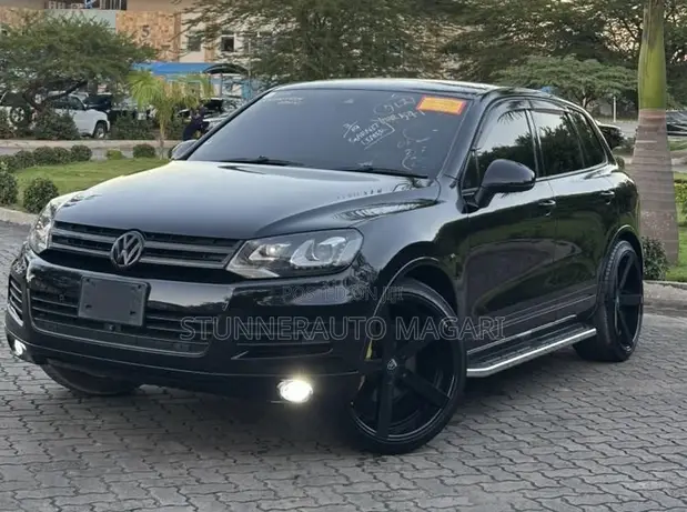 Volkswagen Touareg 2011 Black - 1