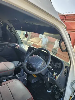 Toyota HiAce 2005 - White