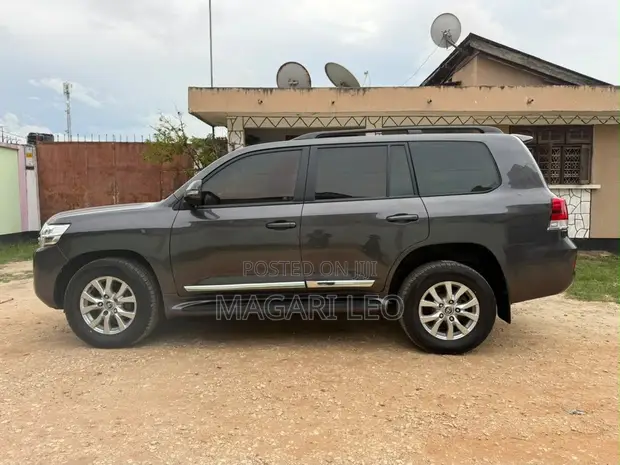 Toyota Land Cruiser 4.6 V8 GXR 2019 Gray - 1