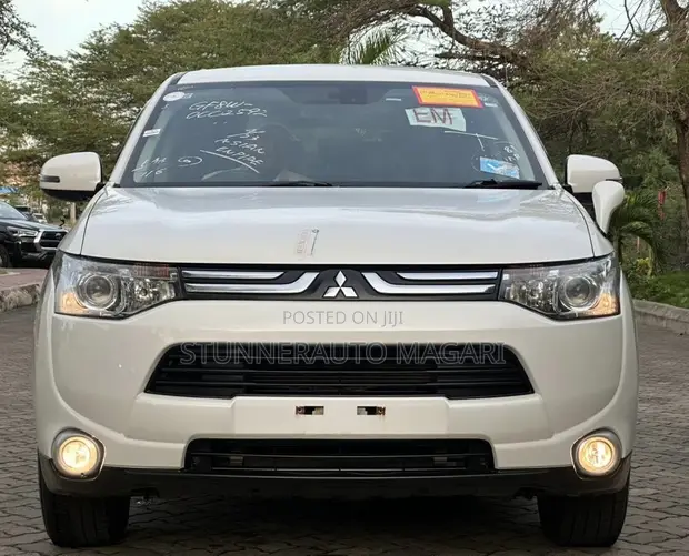 Mitsubishi Outlander 2012 White - 1