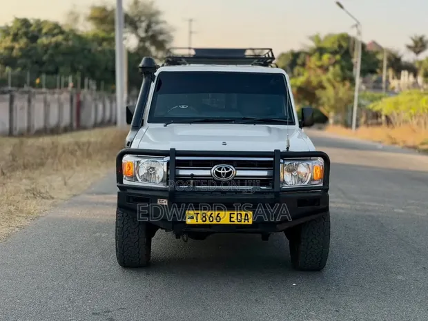 Toyota Land Cruiser 2010 White - 1