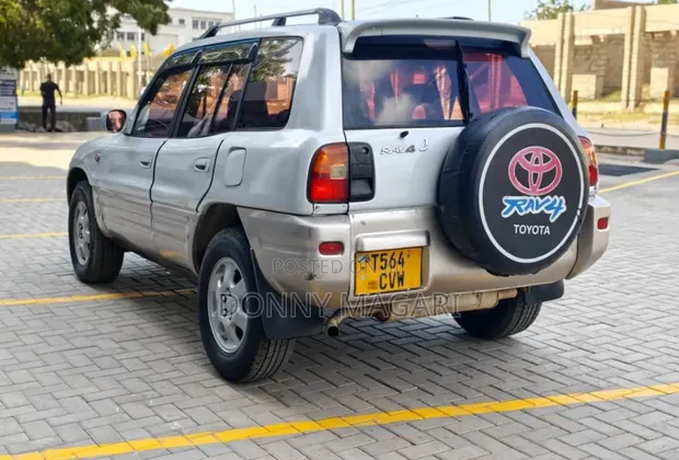 Toyota RAV4 1999 White - 1