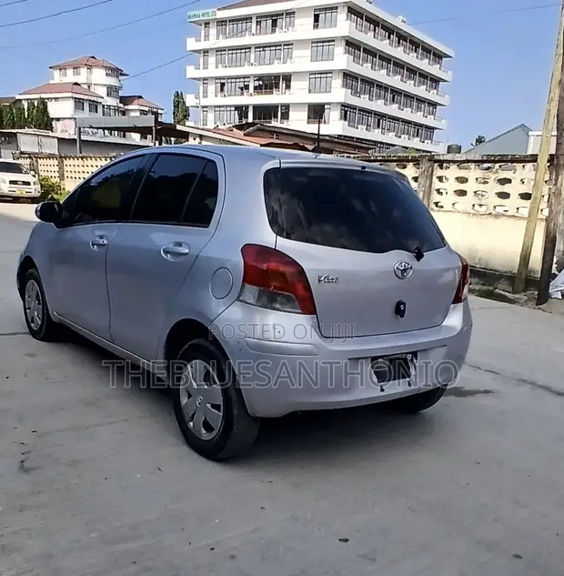 Toyota Vitz 2007 Silver - 1