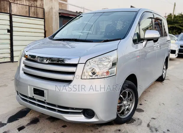 Toyota Noah 2009 Silver - 1