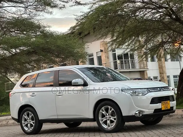 Mitsubishi Outlander 2.4 PHEV AWD 2013 Nyeupe - 1